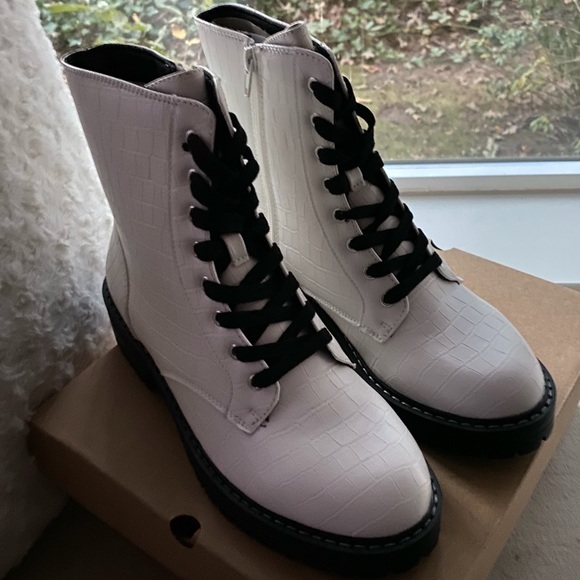 WHITE CROCO BOOTS SGR-KAEDY SZ 9 NWT by SUGAR - Picture 3 of 12